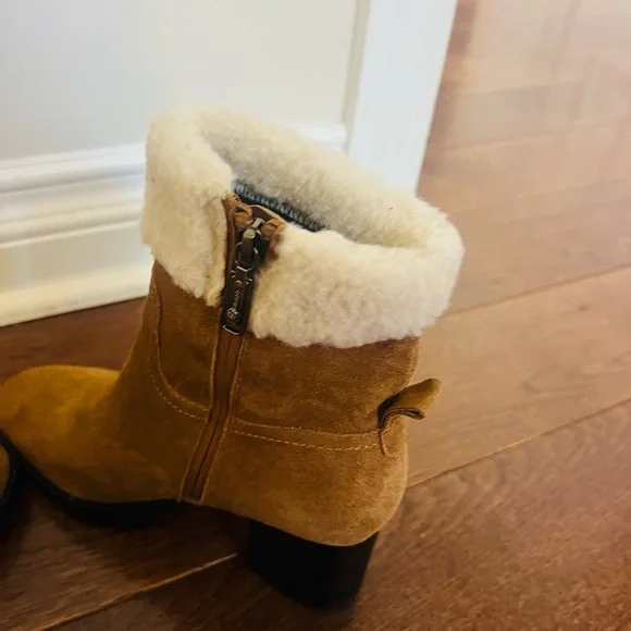 Blonde 7.5 Women's Tan Suede Ankle Boots with Cream Fur Lining like new! - Picture 10 of 11
